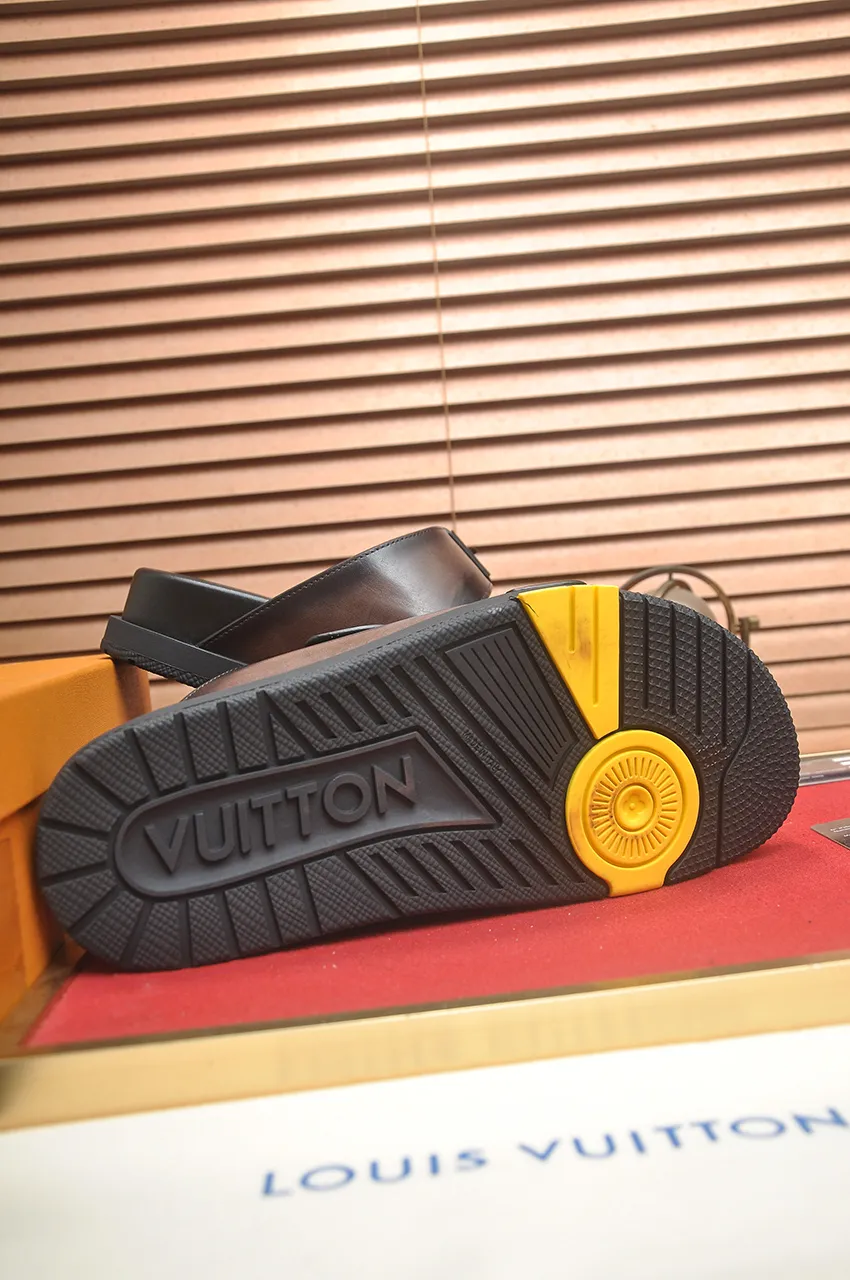 Men's shoes 💰400💶 [Louis Vuitton LV slippers] (high-end cowhide) counter 1:1 fashion style, a must-have for summer! The designer used LV’s iconic outsole. The original simple slippers instantly become fashionable! The upper is made of flexible special cowhide leather straps alternately, and the workmanship is exquisite! A must-have for stylish men in summer, size 38-45 (45 customized)
